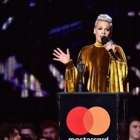 Pink recibiendo su premio Brit Awards 2019