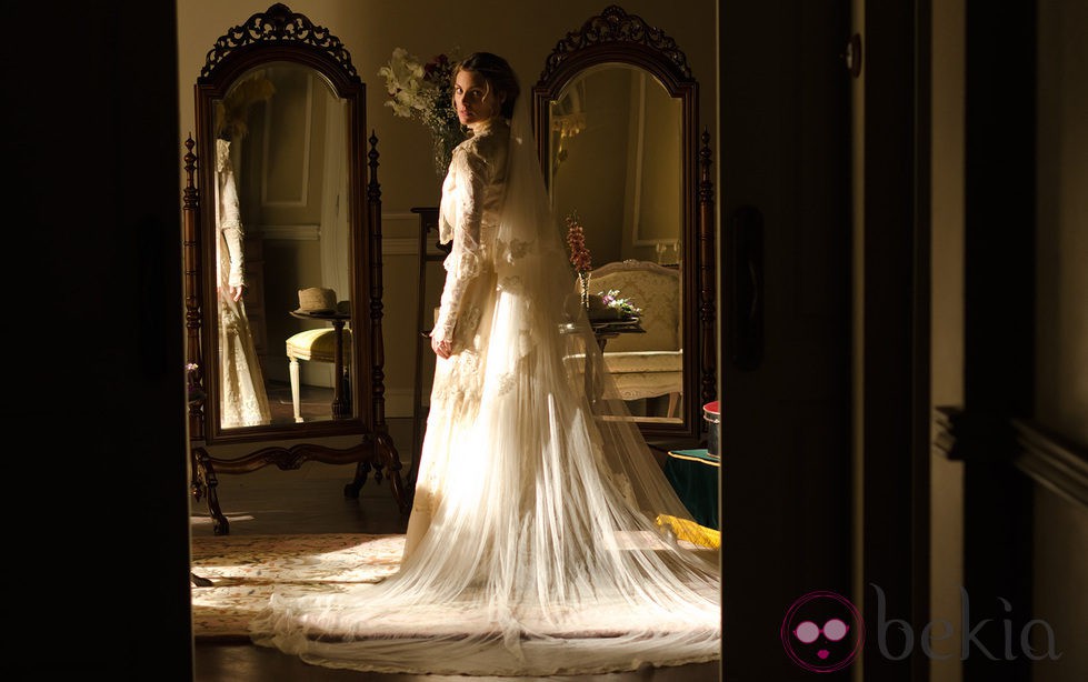 Amaia Salamanca vestida de novia en 'Gran Hotel'
