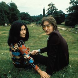 John Lennon y su mujer Yoko Ono en un parque