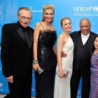 Larry King, Shaun King, Kristen Bell, Quincy Jones, Emily Bear y Sugar Ray en la Unicef Ball 2011