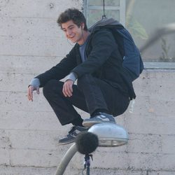Andrew Garfield sentado sobre una farola en el rodaje de 'The Amazing Spider-Man'