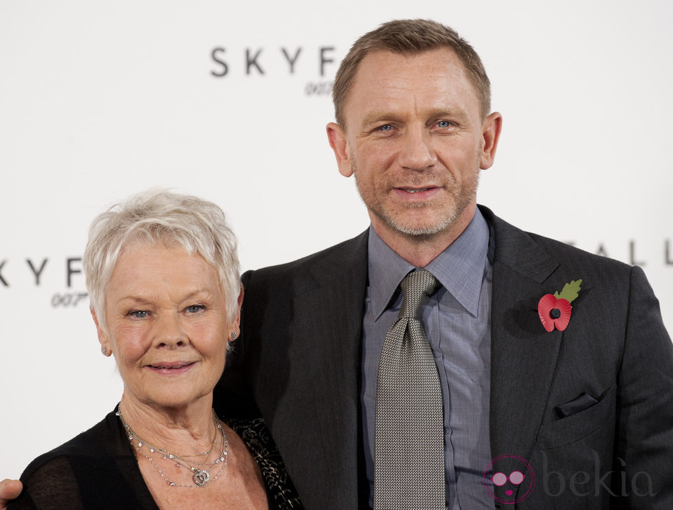Judi Dench y Daniel Craig presentan la nueva película de James Bond, 'Skyfall'