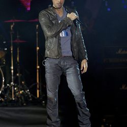 Enrique Iglesias actuando en los Premios 40 Principales 2011