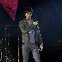 Enrique Iglesias actuando en los Premios 40 Principales 2011