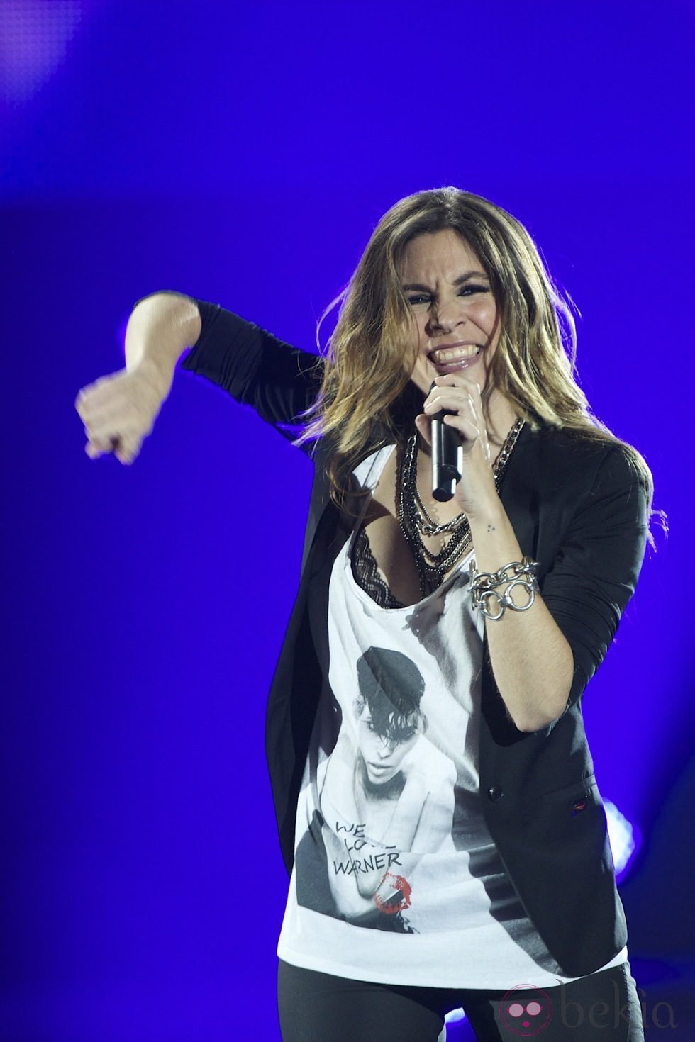Leire Martínez actuando en los Premios 40 Principales 2011