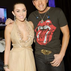 Miley Cyrus y Rodney Atkins en los premios American Giving Awards