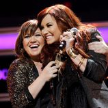 Kelly Clarkson y Demi Lovato durante el concierto de los Jingle Ball 2011