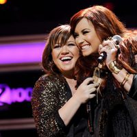 Kelly Clarkson y Demi Lovato durante el concierto de los Jingle Ball 2011