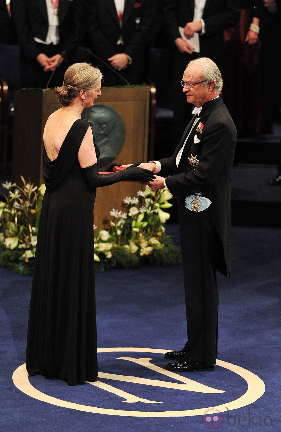 Claudia Steinman recibe el Nobel de Medicina 2011 de manos del Rey Carlos XVI Gustavo