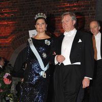 Victoria de Suecia y Brian Schmidt en el banquete de los Premios Nobel 2011