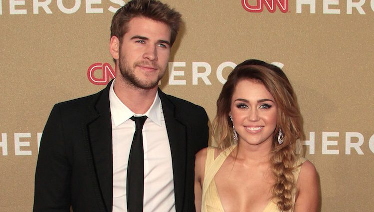 Liam Hemsworth y Miley Cyrus en la gala CNN Heroes: An All-Star Tribute