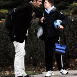 Iñaki Urdangarín acompaña a su hijo Juan a la ruta del colegio