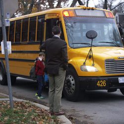 Iñaki Urdangarín acompaña a sus hijos a coger el autobús del colegio