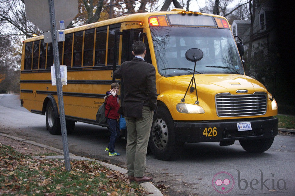 Iñaki Urdangarín acompaña a sus hijos a coger el autobús del colegio