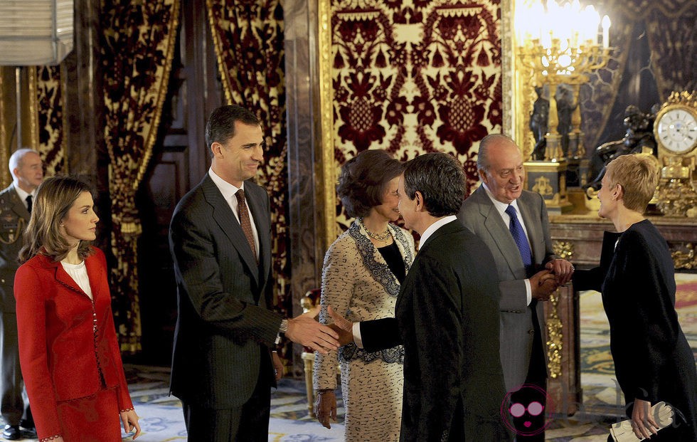 Los Reyes y los Príncipes saludan a Zapatero y Sonsoles Espinosa