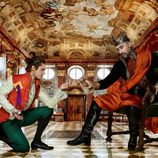 Martín Rivas y Javier Cámara como 'El traje nuevo del Emperador' para la exposición 'No tan felices'
