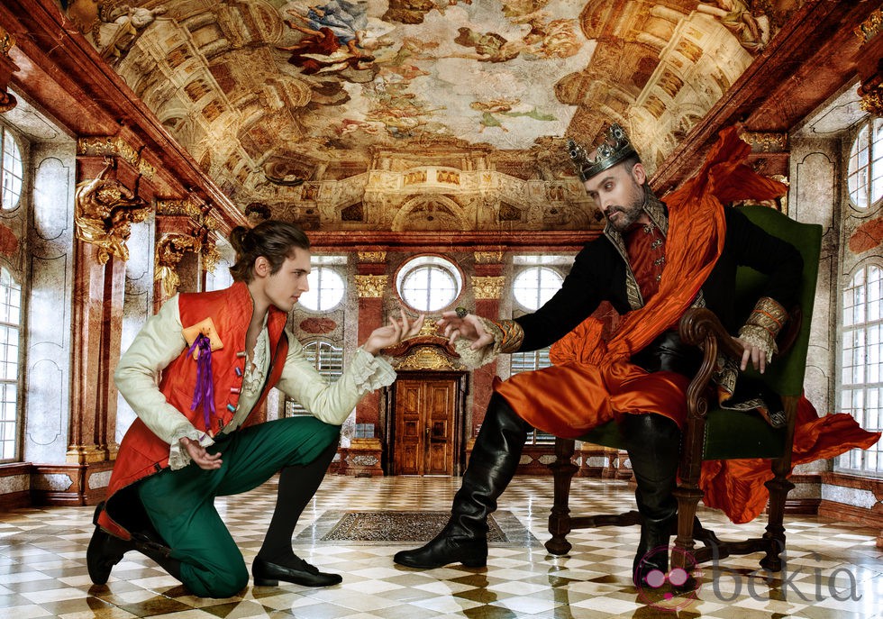 Martín Rivas y Javier Cámara como 'El traje nuevo del Emperador' para la exposición 'No tan felices'