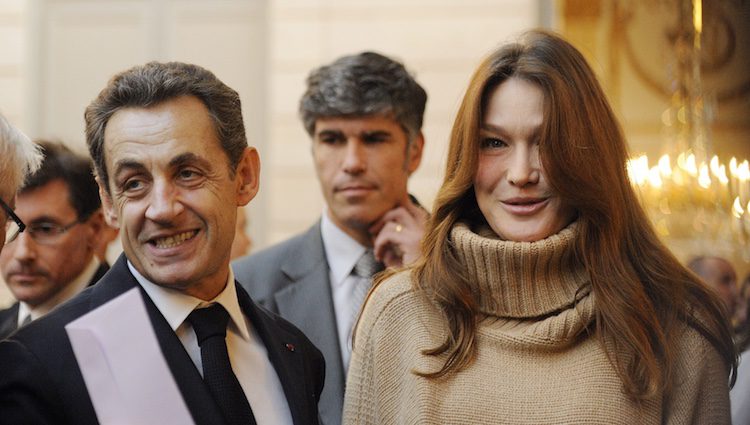 Carla Bruni y Nicolas Sarkozy reparten regalos de Navidad en el Elíseo