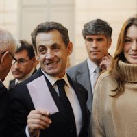 Carla Bruni y Nicolas Sarkozy reparten regalos de Navidad en el Elíseo
