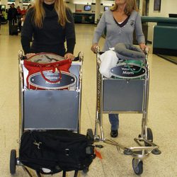 Carla Goyanes y Cari Lapique en el aeropuerto de Miami