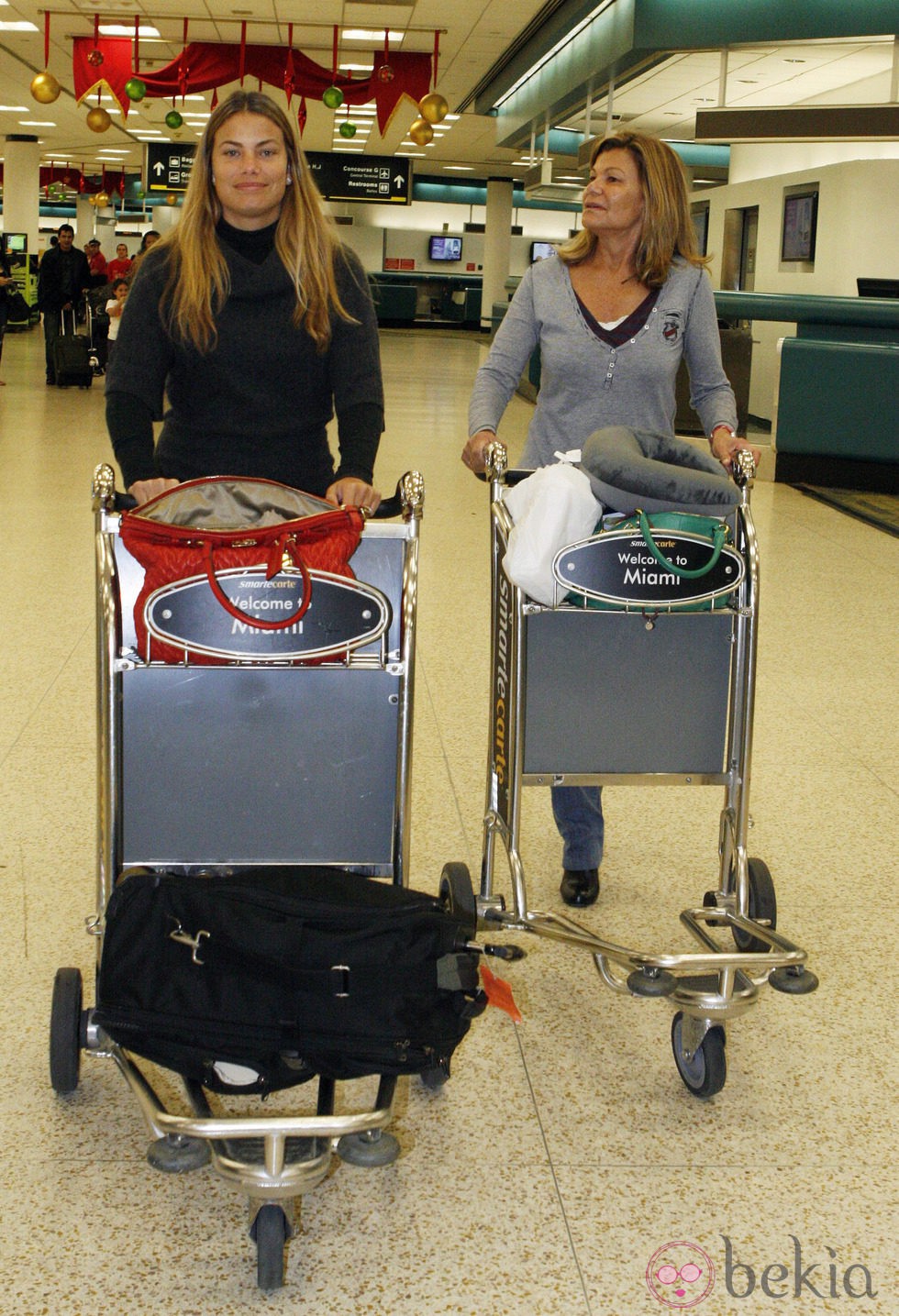 Carla Goyanes y Cari Lapique en el aeropuerto de Miami