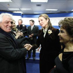 La Infanta Elena saluda a Pepe Sancho en los Premios Alfonso Ussía