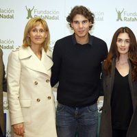 Rafa Nadal, Ana María y Paz Vega en un acto solidario