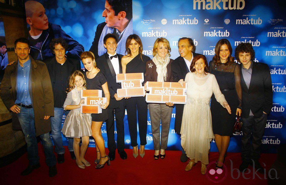 Paco Arango y el reparto de 'Maktub' con Esperanza Aguirre en el estreno en Madrid