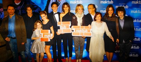 Paco Arango y el reparto de 'Maktub' con Esperanza Aguirre en el estreno en Madrid