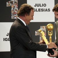 Rafa Nadal entrega a Julio Iglesias dos premios por su exitosa carrera musical