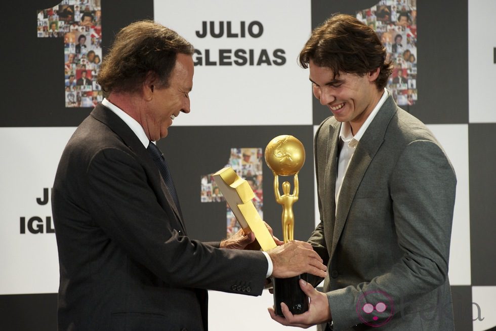 Rafa Nadal entrega a Julio Iglesias dos premios por su exitosa carrera musical