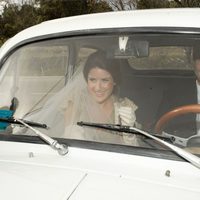 Mónica Abascal a su llegada a su boda en un Seat 600