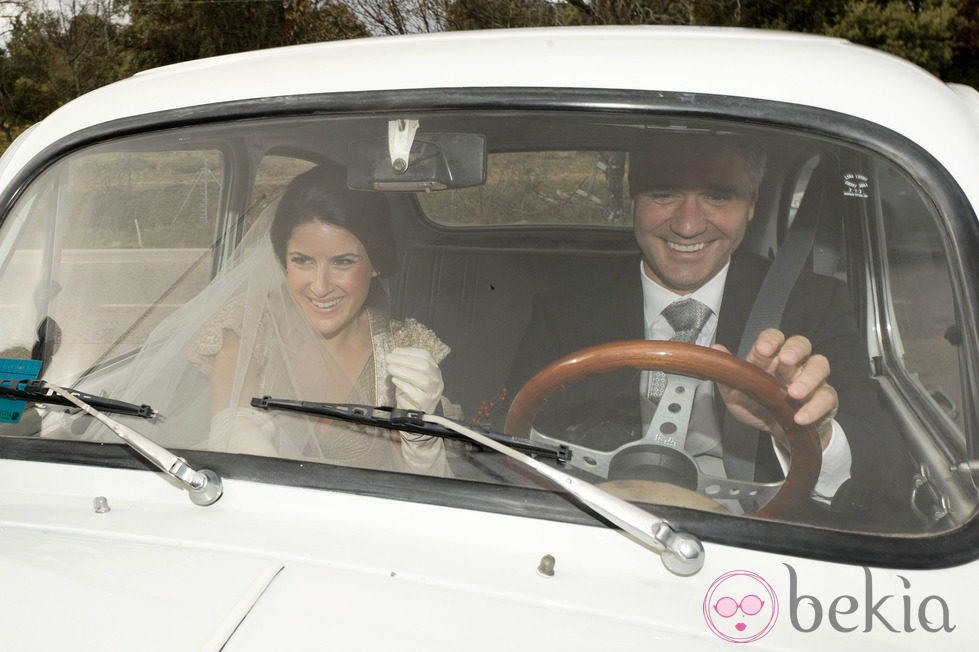 Mónica Abascal a su llegada a su boda en un Seat 600