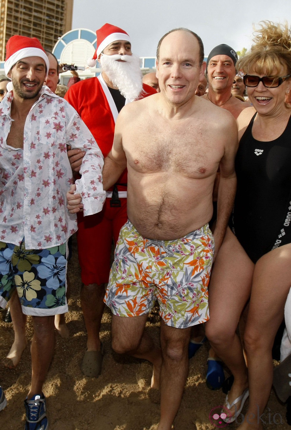 Alberto de Mónaco con un bañador de flores en la carrera navideña del Principado
