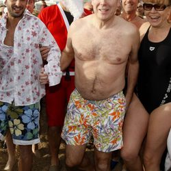 Alberto de Mónaco con un bañador de flores en la carrera navideña del Principado