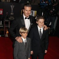 David Beckham y sus hijos en los Military Awards 2011