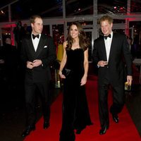 Los Duques de Cambridge y el Príncipe Harry en los Military Awards 2011