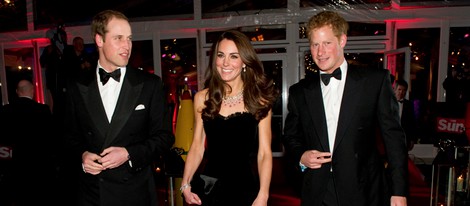 Los Duques de Cambridge y el Príncipe Harry en los Military Awards 2011