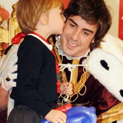 Fernando Alonso reparte regalos entre niños