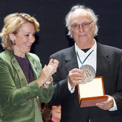 Carlos Saura recibe de Esperanza Aguirre el Premio de Cultura de Madrid 2011