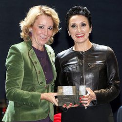 Luz Casal recibe de Esperanza Aguirre el Premio de Cultura de Madrid 2011