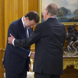 Mariano Rajoy hace una reverencia al Rey antes de jurar su cargo