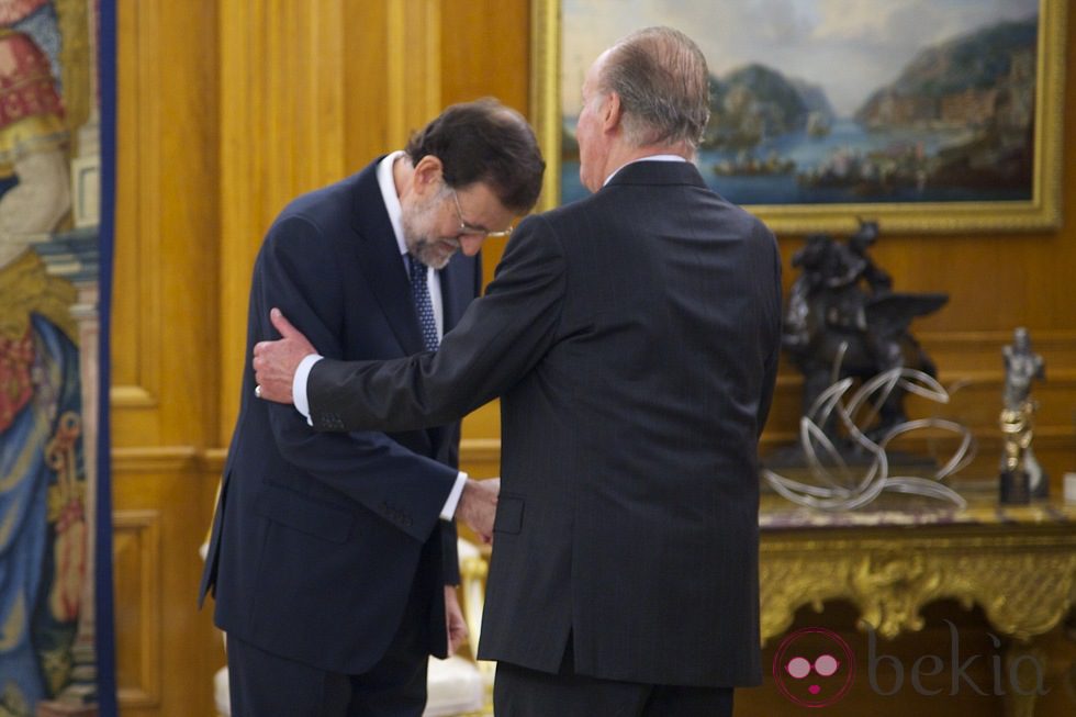 Mariano Rajoy hace una reverencia al Rey antes de jurar su cargo