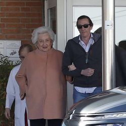 La Infanta Pilar con su hijo Fernando Gómez-Acebo tras recibir el alta