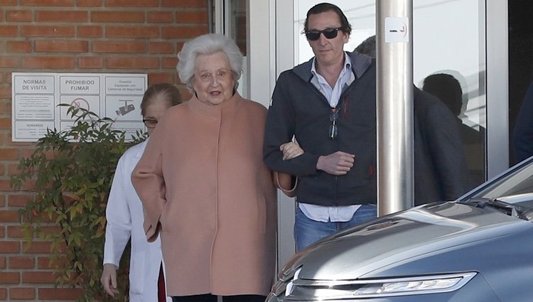La Infanta Pilar con su hijo Fernando Gómez-Acebo tras recibir el alta