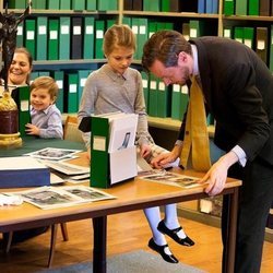 Estela de Suecia recibe lecciones en el Palacio Real de Estocolmo junto a Victoria de Suecia y Oscar de Suecia
