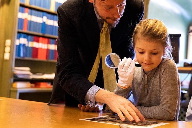 Estela de Suecia aprende a ser princesa viendo archivos en el Palacio Real de Estocolmo