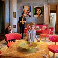 Victoria, Estela y Oscar de Suecia en la sala del Jubileo de Carlos Gustavo de Suecia del Palacio Real de Estocolmo