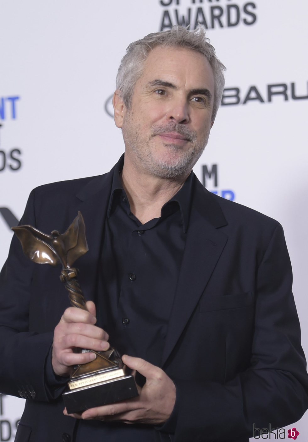 Alfonso Cuarón con su galardón en los Spirit Awards 2019
