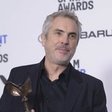 Alfonso Cuarón con su galardón en los Spirit Awards 2019